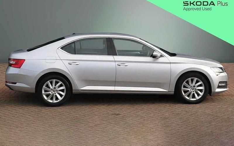 Usado Skoda Superb SE 150 CV (110 kW) 2022 Plateado Utilitario