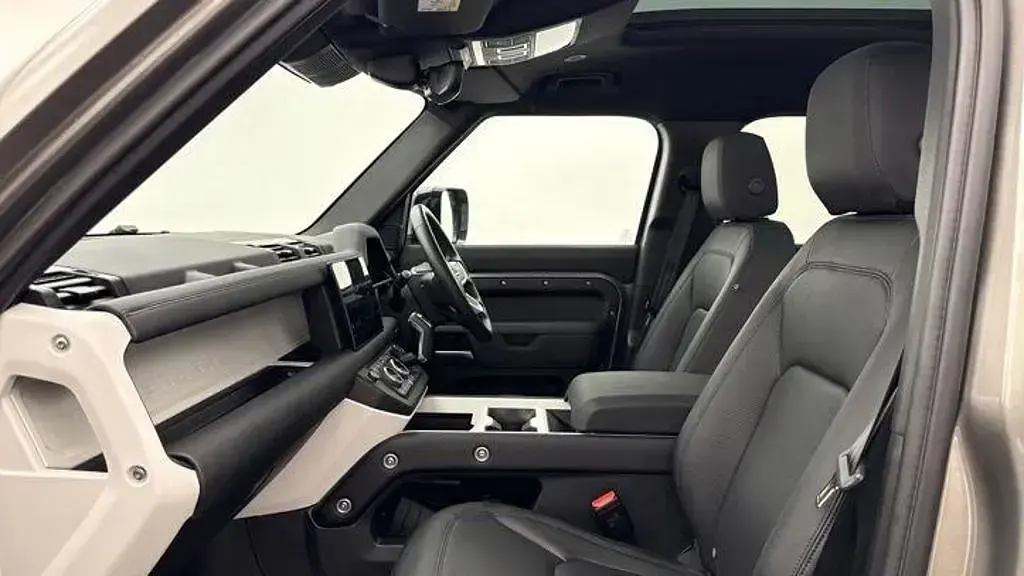Used Land Rover Defender SE Dynamic 2024 Silver SUV