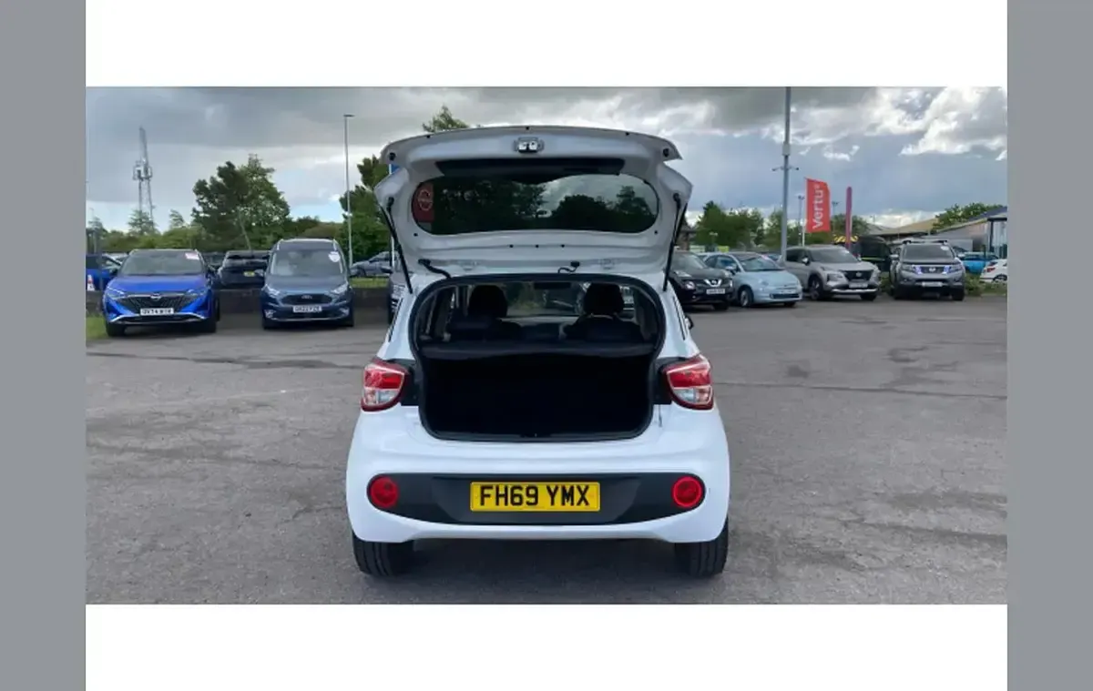 Käytetty Hyundai i10 66 HP (48 kW) 2020 Valkoinen Viistoperä