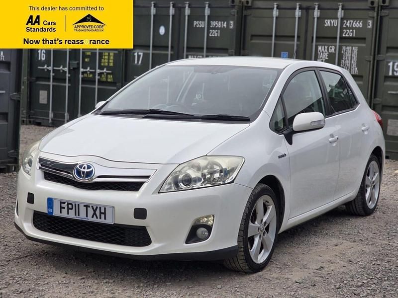 Used Toyota Auris Hybrid 136 HP (100 kW) 2011 White Hatchback