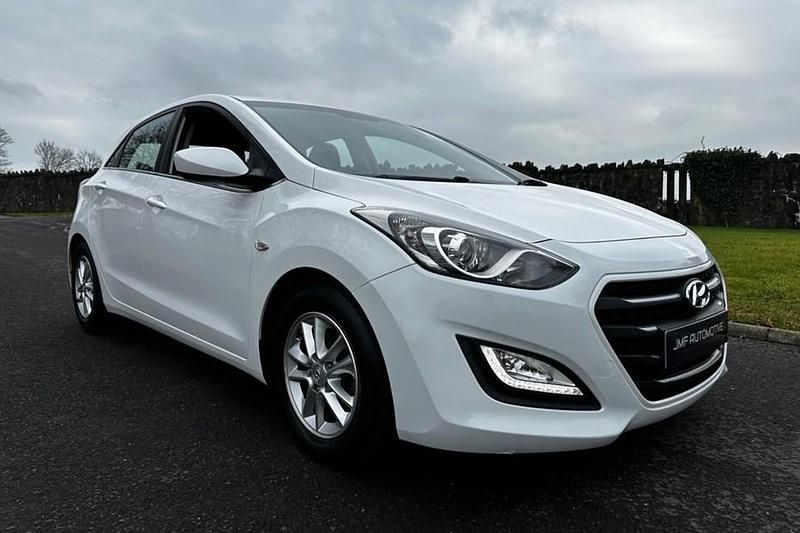 Used Hyundai i30 SE 110 HP (80 kW) 2015 White Hatchback