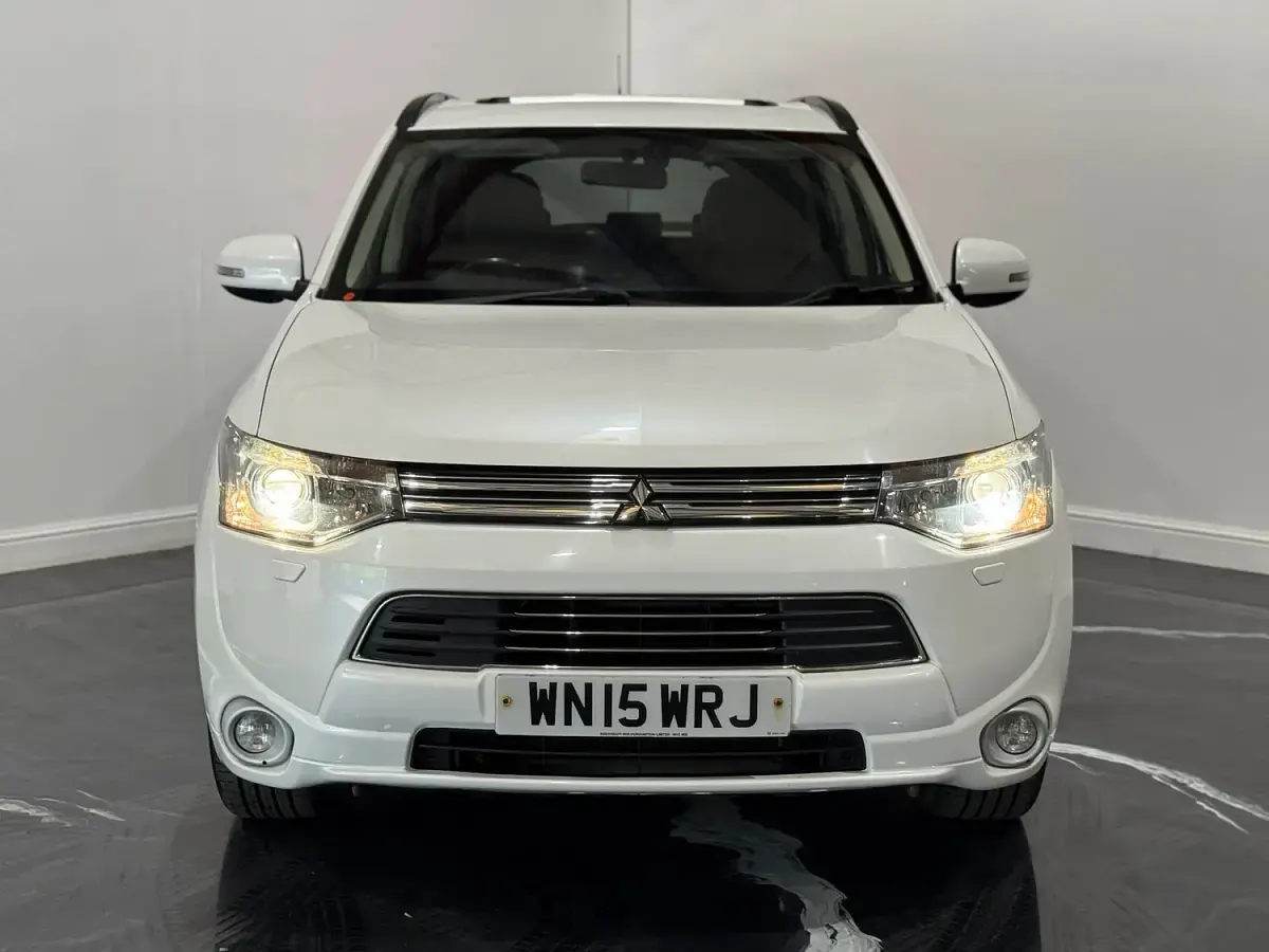 Used Mitsubishi Outlander P-HEV 200 HP (147 kW) 2015 White Estate