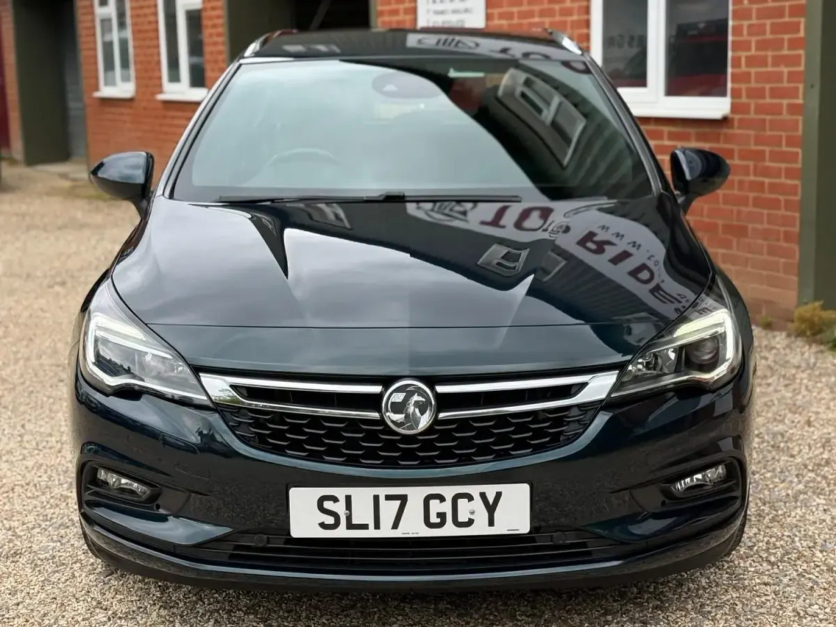 Used Vauxhall Astra SRi 150 HP (110 kW) 2017 Green Estate