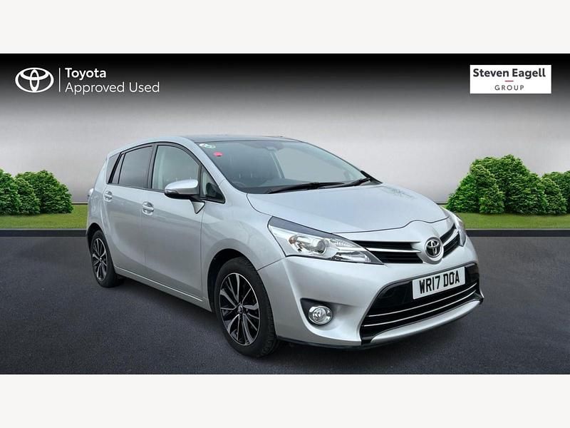 Used Toyota Verso Design 147 HP (108 kW) 2017 Silver MPV