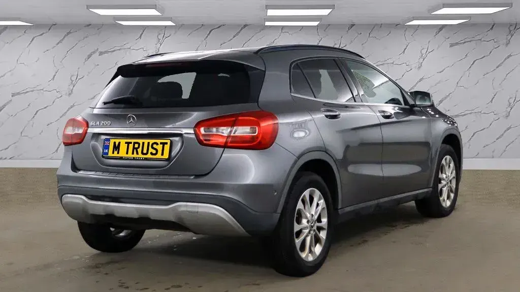 Käytetty Mercedes GLA200 Executive 156 HP (114 kW) 2018 Harmaa Katumaasturi