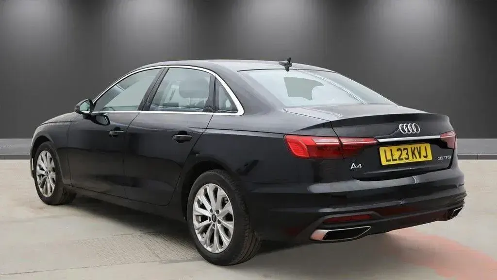 Begagnad Audi A4 Advanced 150 HK (110 kW) 2023 Svart Sedan