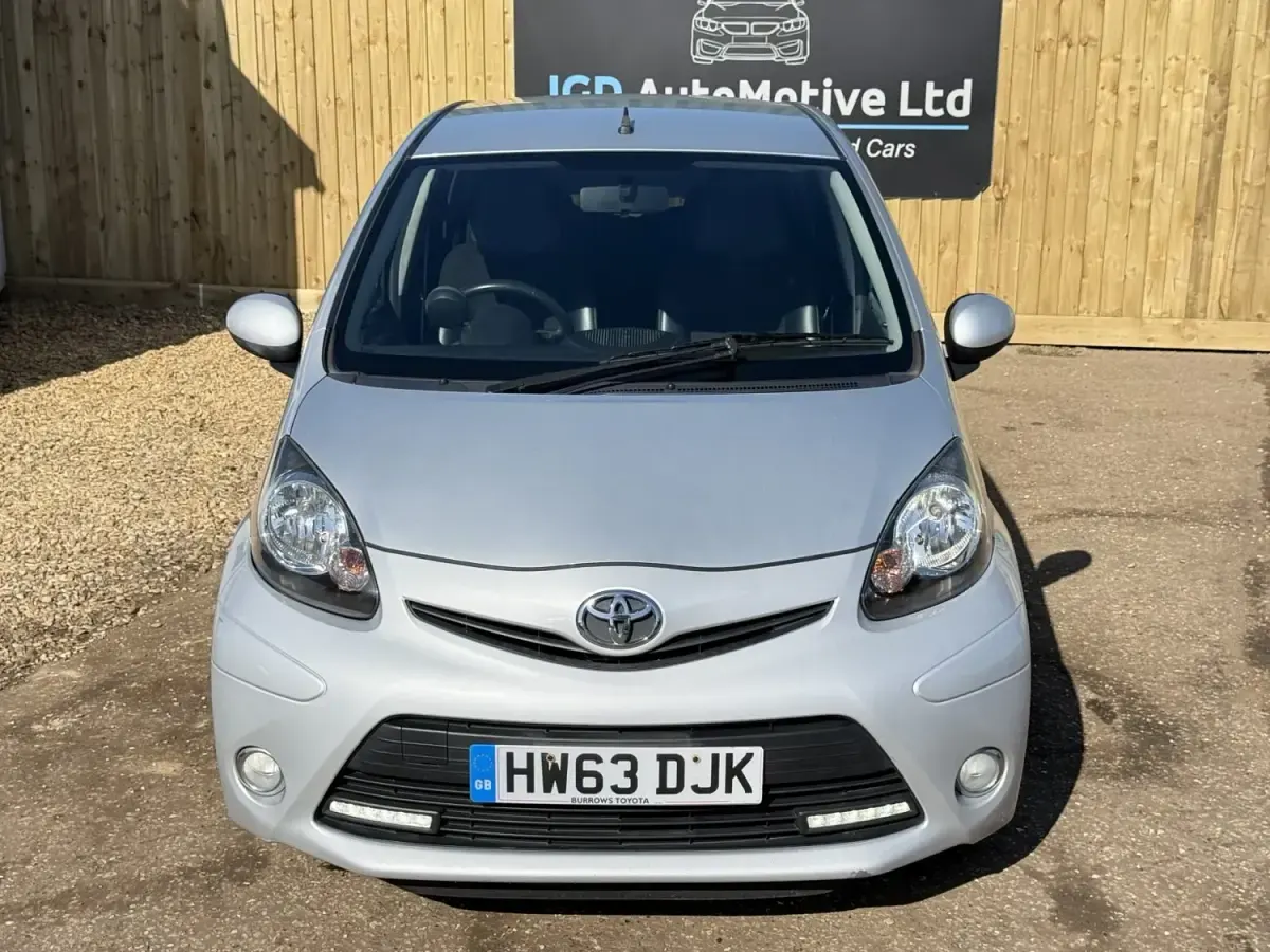 Usado Toyota Aygo 68 HP (50 kW) 2013 Prateado Citadino