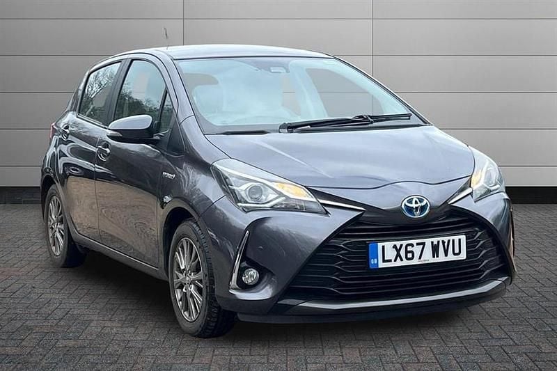 Used Toyota Yaris Hybrid 100 HP (73 kW) 2017 Grey Hatchback