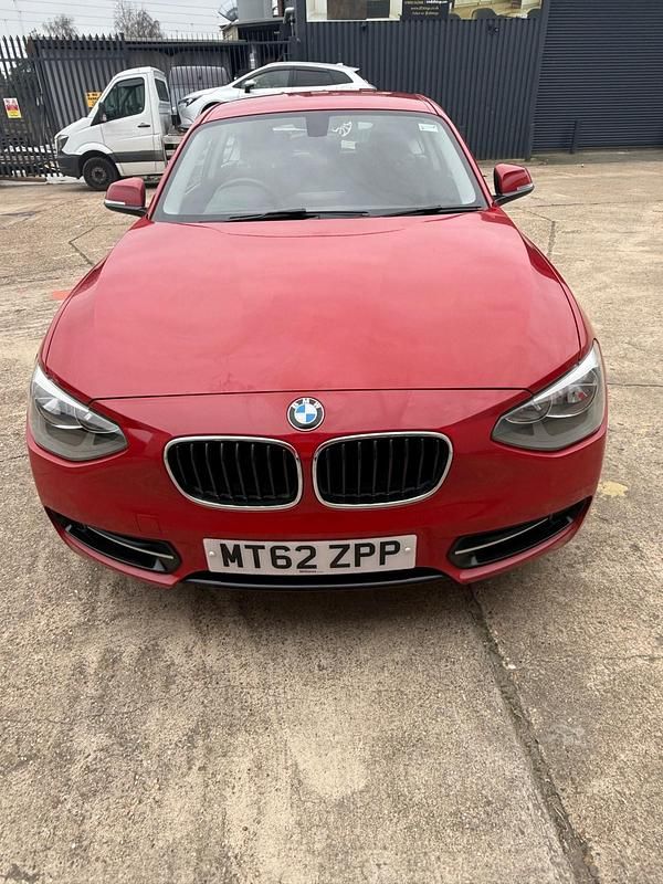 Begagnad BMW 116 Sport Line 2012 Röd Halvkombi