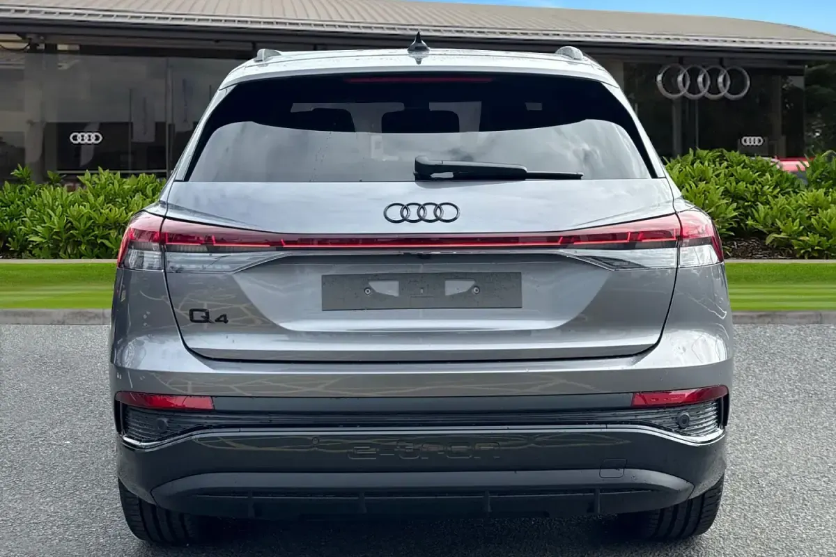 Novo Audi Q4 e-tron Black Edition 11 kW (15 HP) 2026 Cinzento SUV