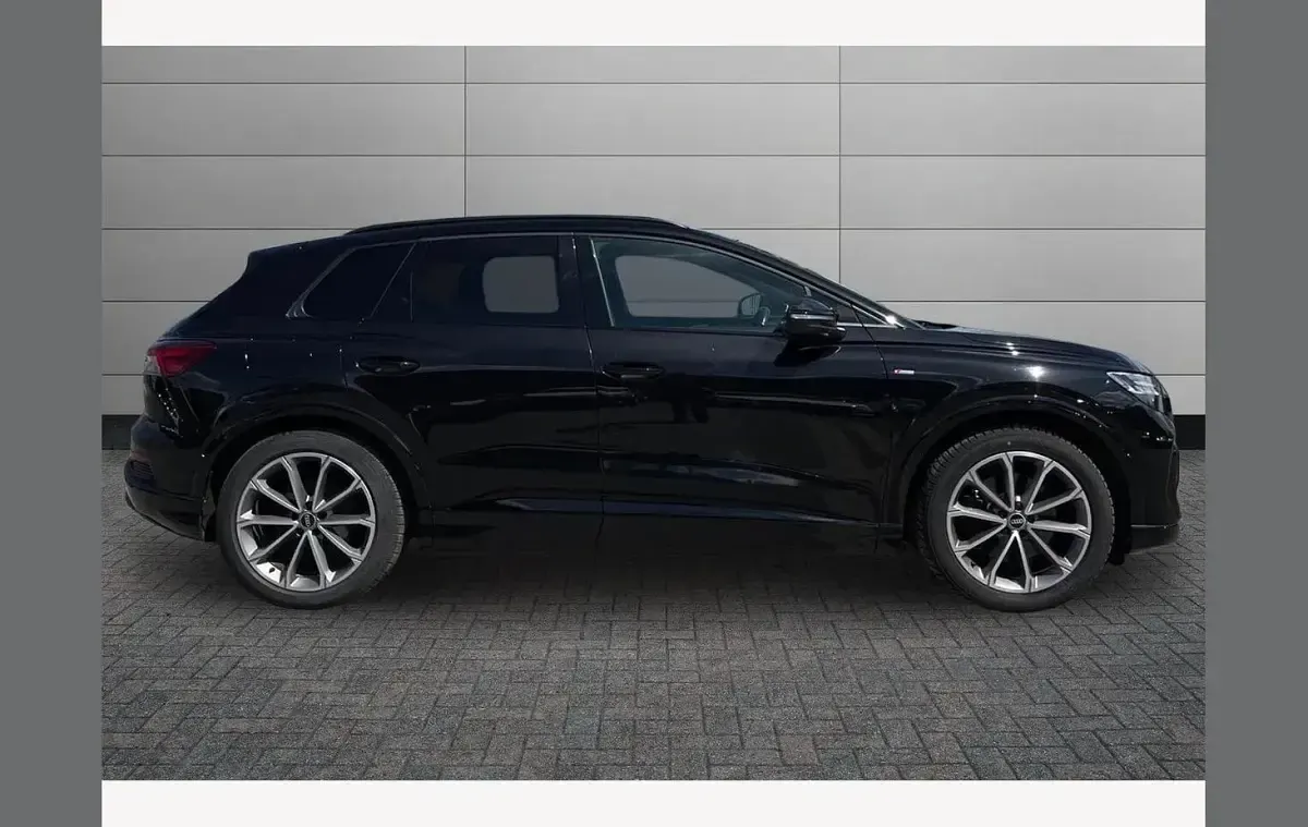 Used Audi Q4 e-tron Comfort 150 kW (204 HP) 2022 Black SUV