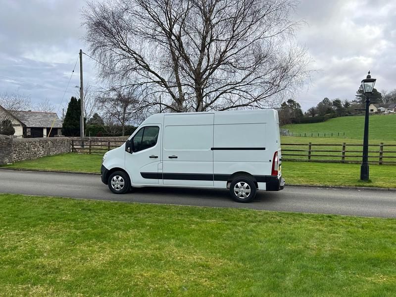 Used Nissan Interstar Tekna 150 HP (110 kW) 2023 White Van