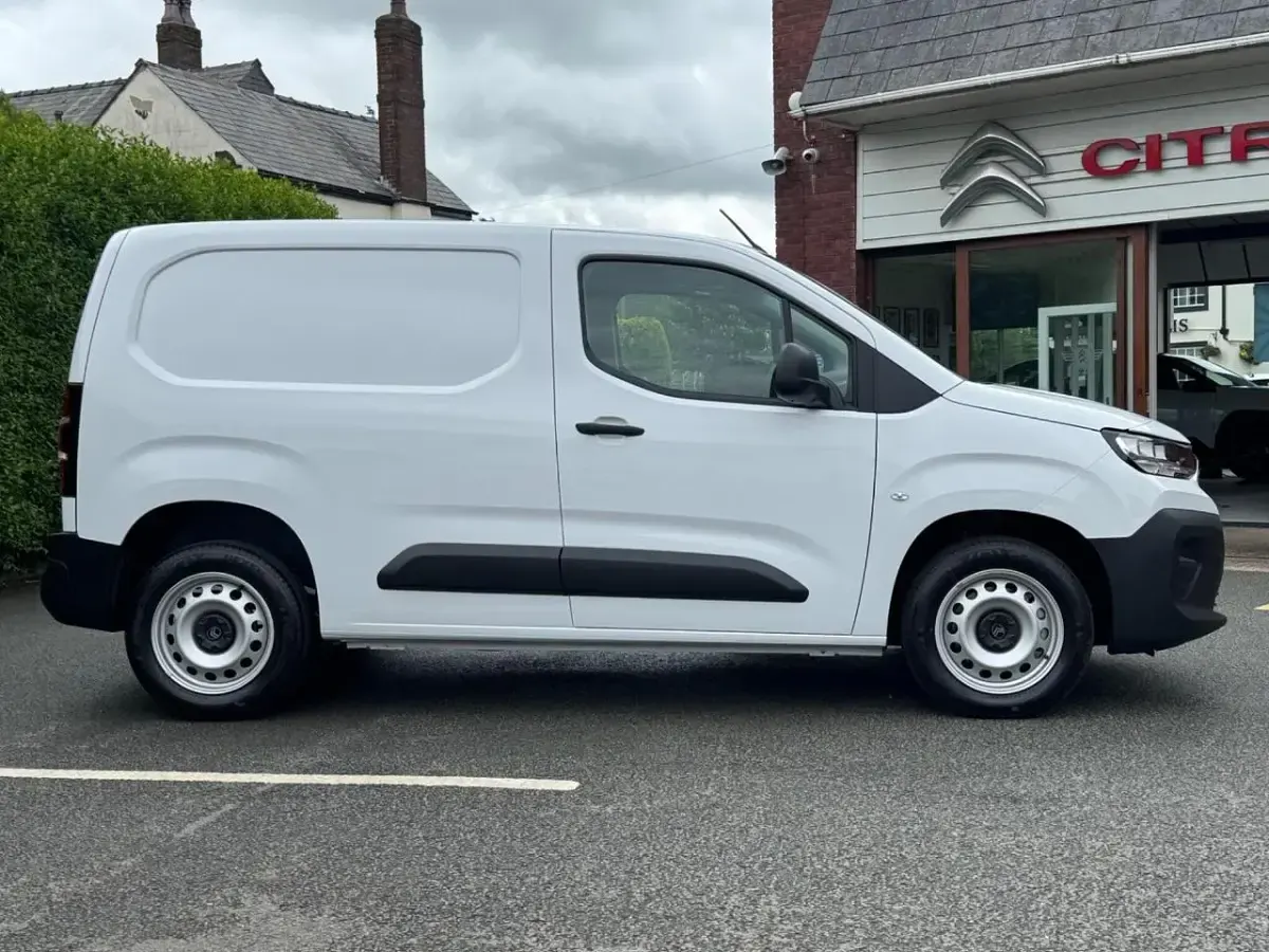New Citroën Berlingo 101 HP (74 kW) 2026 White MPV