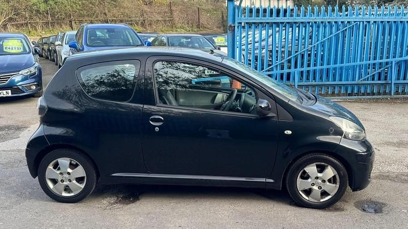 Used Toyota Aygo 67 HP (49 kW) 2010 Black Hatchback