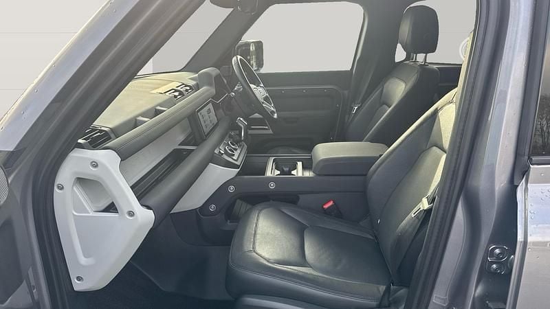 Used Land Rover Defender SE Dynamic 249 HP (183 kW) 2022 Estate