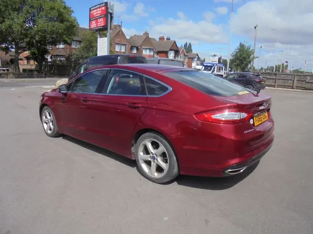 Used Ford Mondeo Titanium 180 HP (132 kW) 2016 Red Hatchback