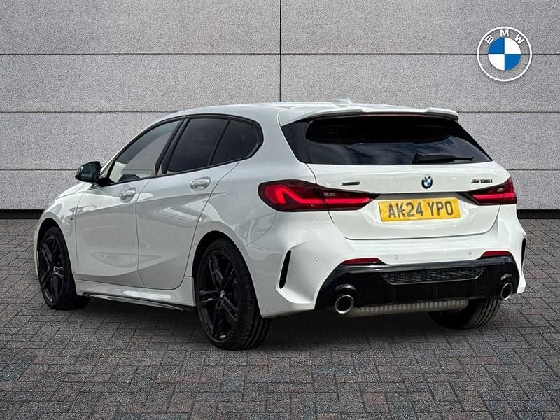 Begagnad BMW M135 Shadowline 302 HK (222 kW) 2024 Vit Halvkombi