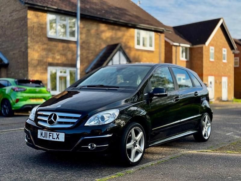Black Used 2011 Mercedes B160 MPV | £1,685 (Fair price) - Image 1/4