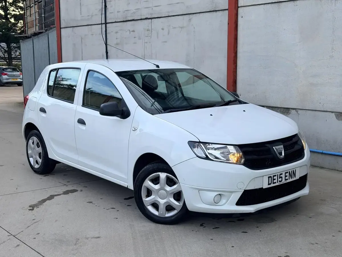 Begagnad Dacia Sandero Ambiance 90 HK (66 kW) 2015 Vit Halvkombi