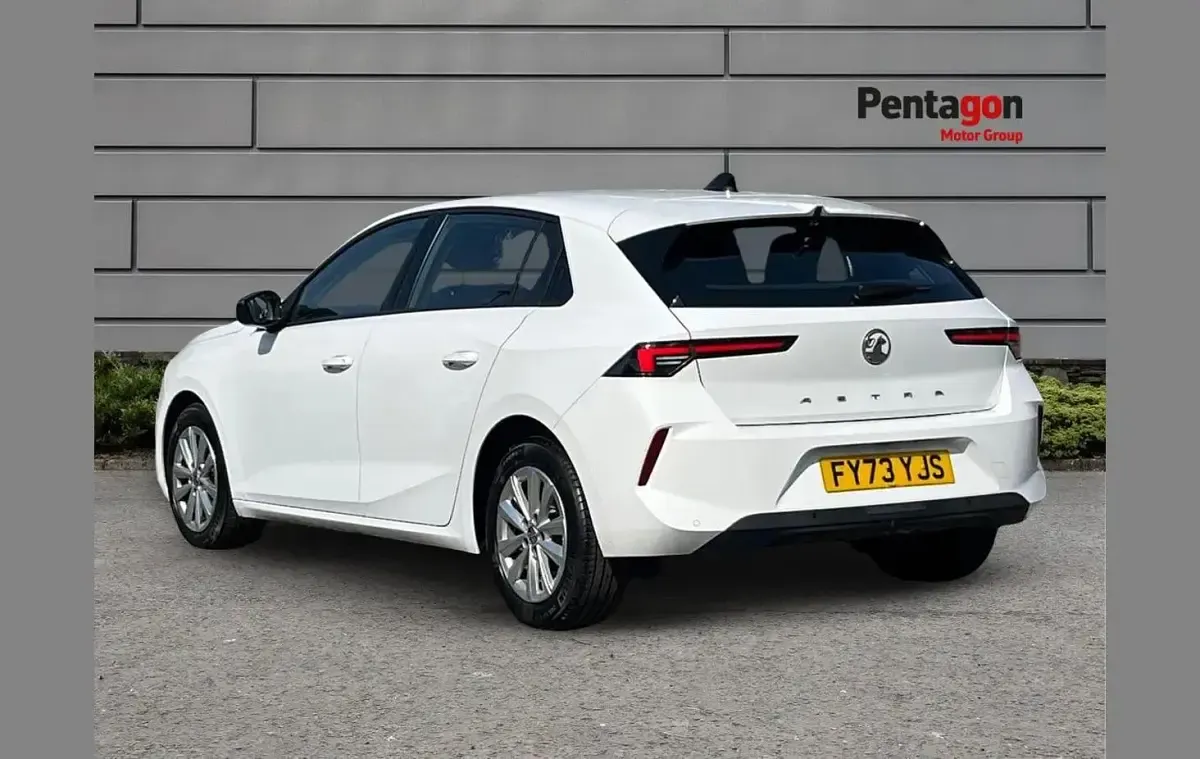 Used Vauxhall Astra Design Edition 108 HP (79 kW) 2023 White Hatchback