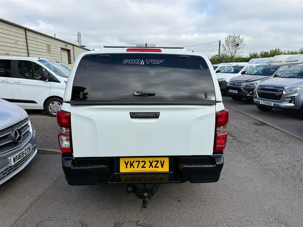 Second-hand Isuzu D-Max 163 CP (119 kW) 2022 Alb Pickup