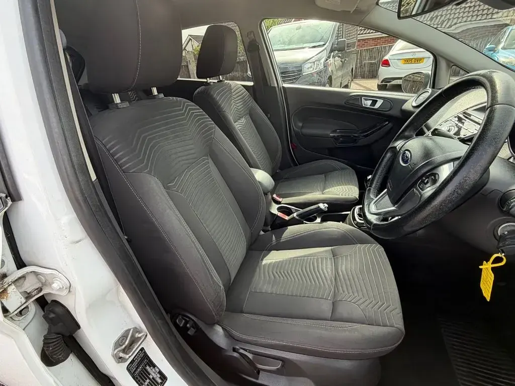 Used Ford Fiesta Titanium 95 HP (69 kW) 2014 White Hatchback