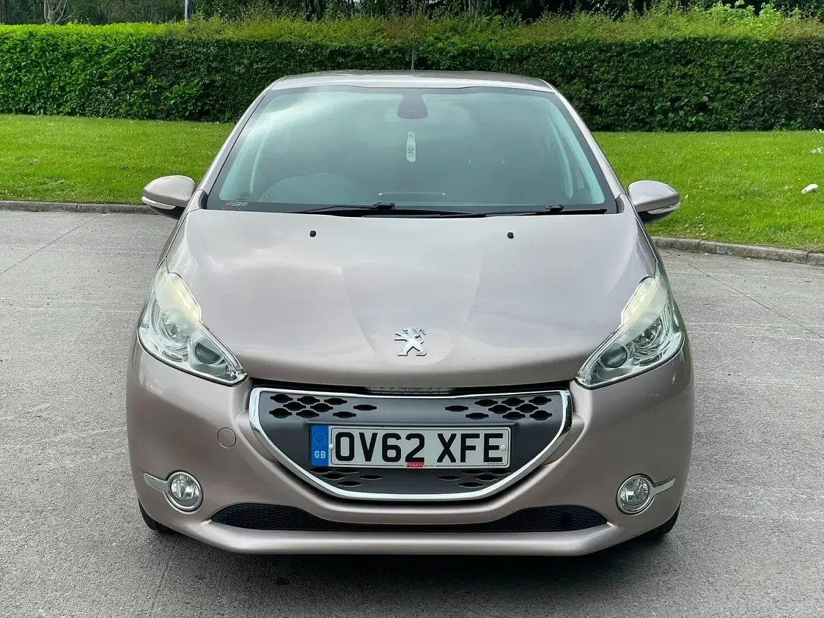 Used Peugeot 208 Allure 68 HP (50 kW) 2013 Pink Hatchback