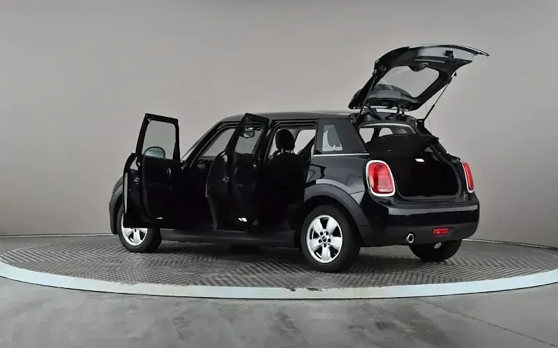 Used Mini Cooper Classic 136 HP (100 kW) 2019 Black Hatchback