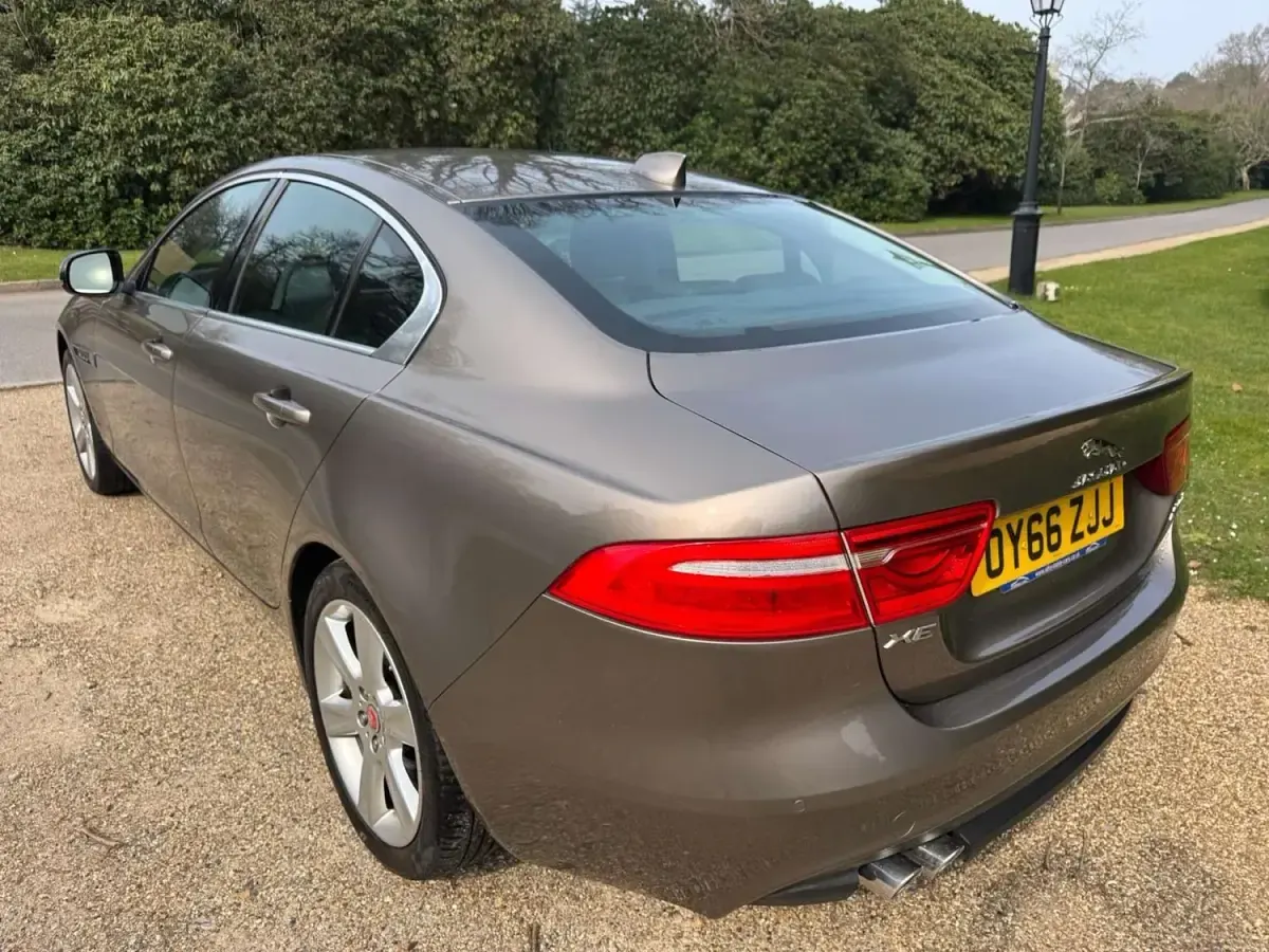 Używany Jaguar XE Portfolio 2016 Brązowy Sedan/Limuzyna