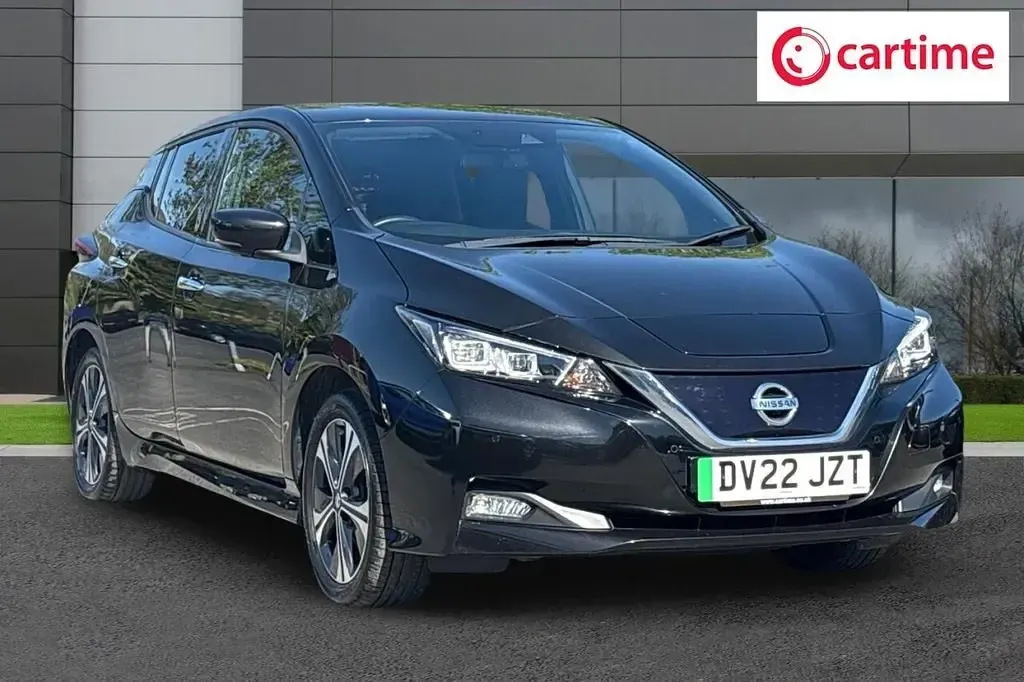 Begagnad Nissan Leaf Tekna 110 kW (150 HK) 2022 Svart Halvkombi