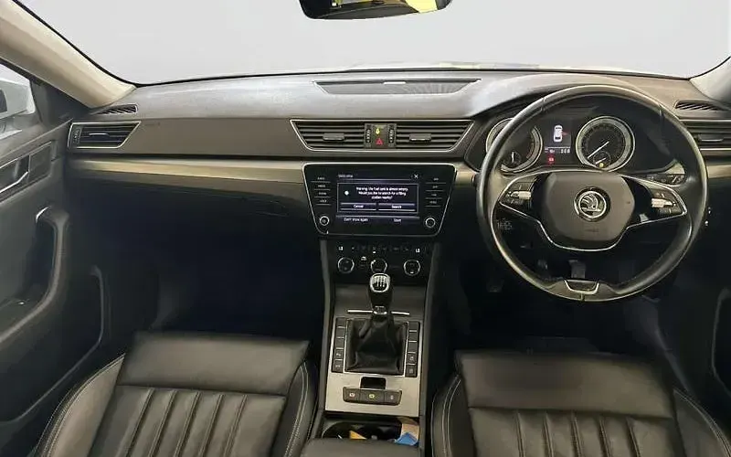 Usado Skoda Superb SE L 150 CV (110 kW) 2021 Plateado Familiar