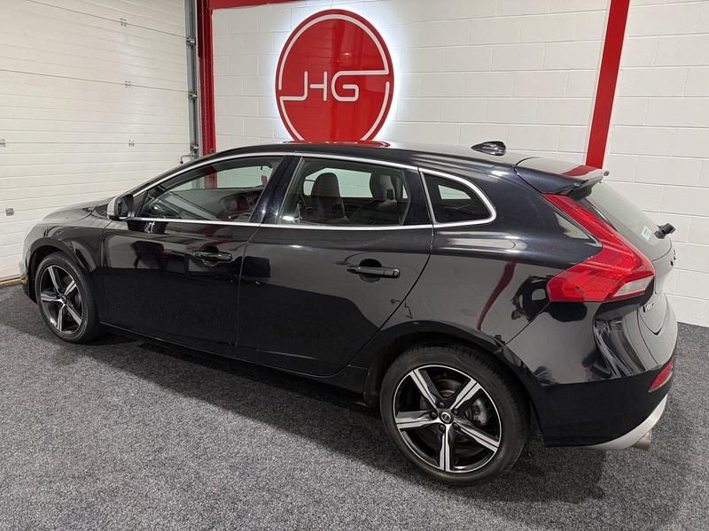 Used Volvo V40 R-Design 122 HP (89 kW) 2017 Black Hatchback