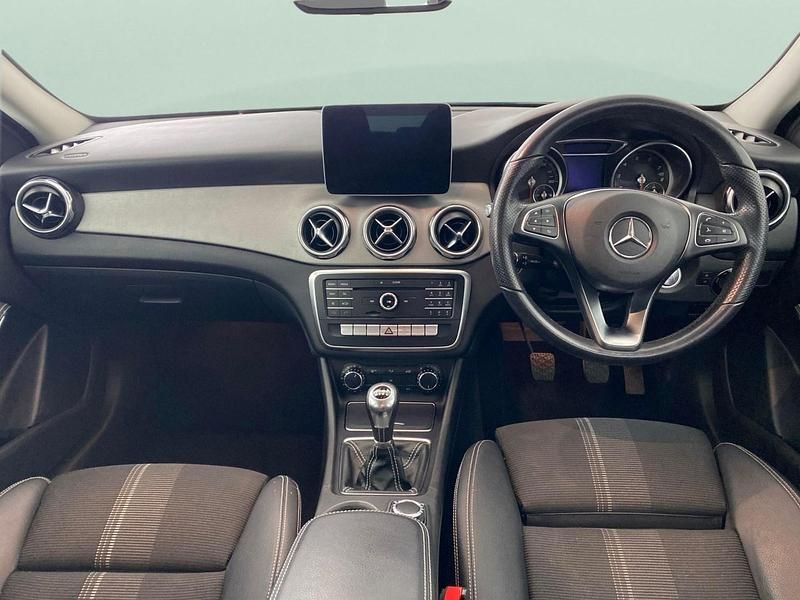 Used Mercedes GLA180 Urban 122 HP (89 kW) 2019 White SUV