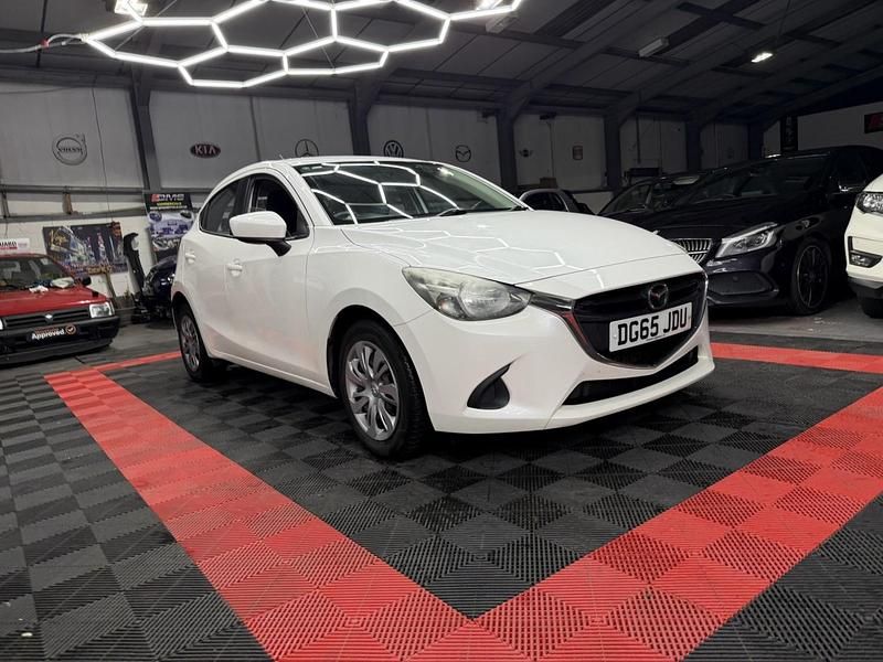 Used Mazda 2 2015 White Hatchback