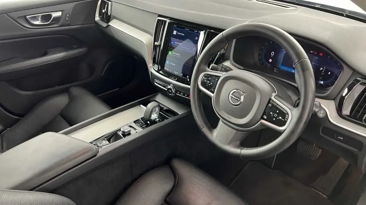 Used Volvo V60 CC Plus 250 HP (183 kW) 2022 Black Estate