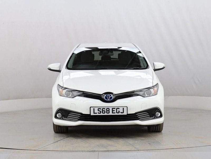 Used Toyota Auris Hybrid Design 136 HP (100 kW) 2018 White Hatchback