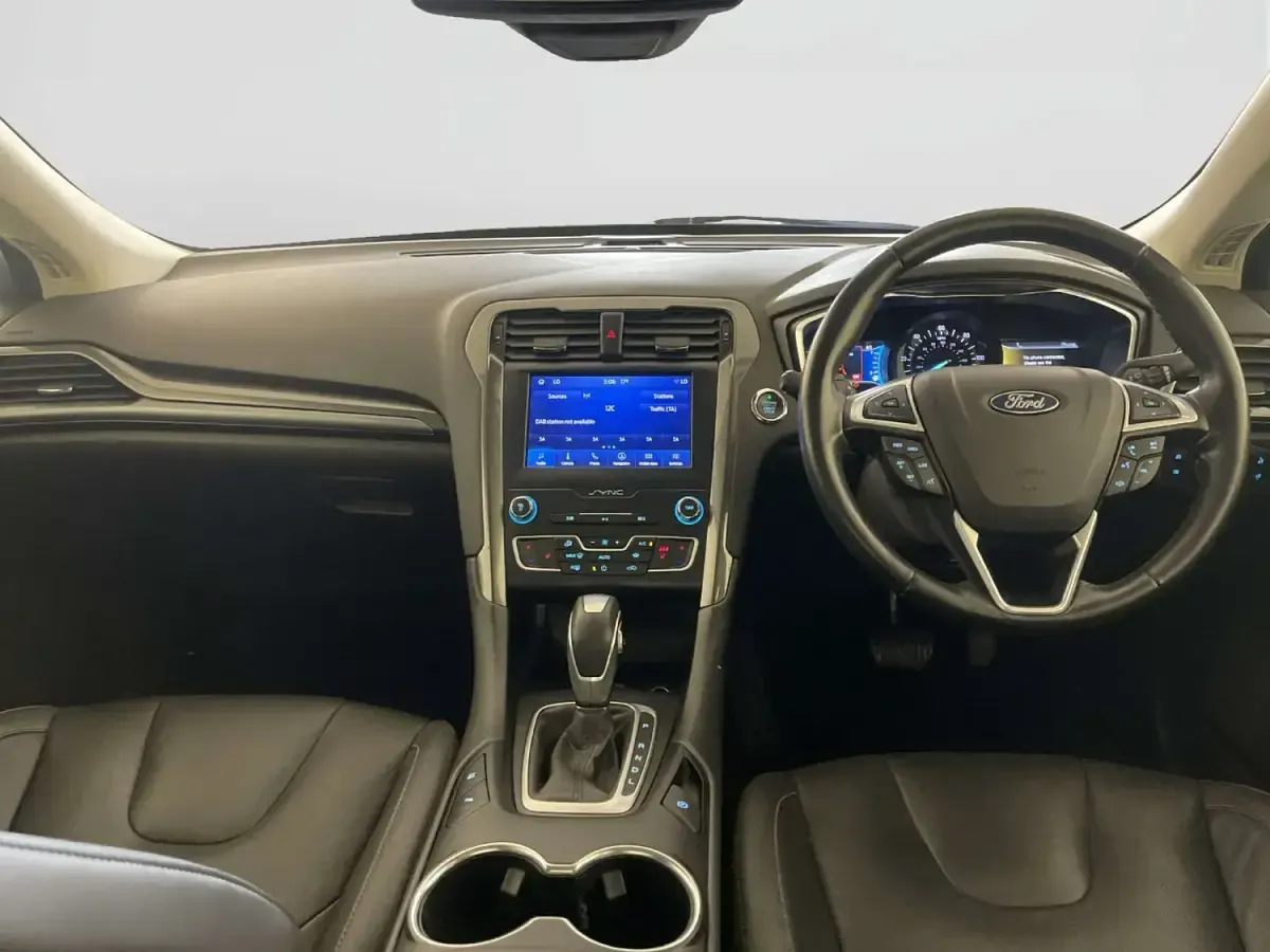 Usado Ford Mondeo Titanium 187 HP (137 kW) 2021 Preto Sedan