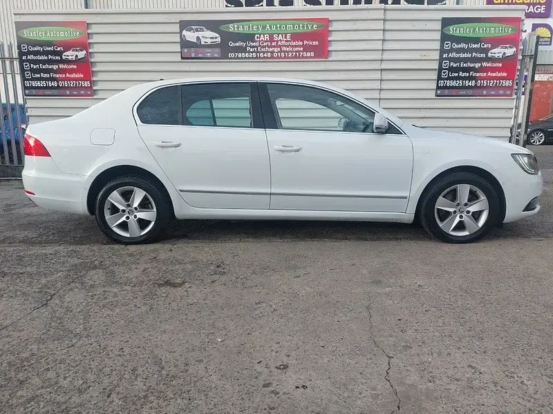 Gebraucht Skoda Superb LAURIN & KLEMENT 140 PS (102 kW) 2014 Weiß Kleinwagen