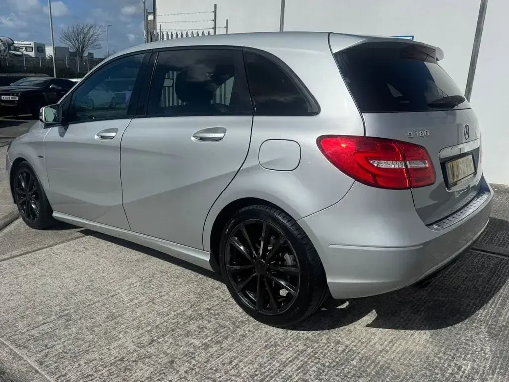 Used Mercedes B180 122 HP (89 kW) 2012 Silver Hatchback