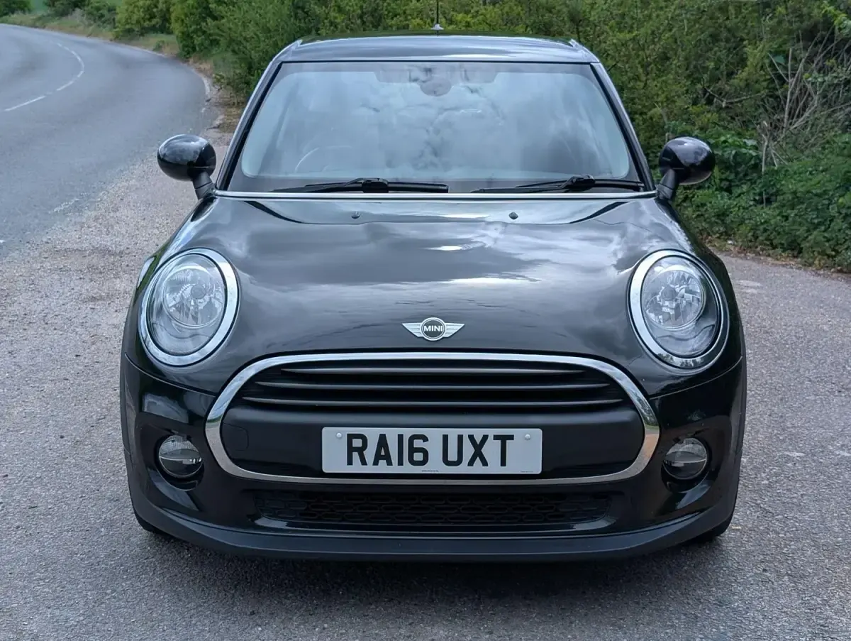 Usado Mini ONE Hatch 102 CV (75 kW) 2016 Negro Utilitario
