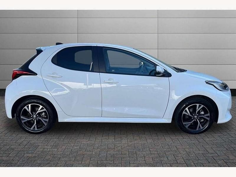 Used Toyota Yaris Hybrid Design 116 HP (85 kW) 2025 White Hatchback