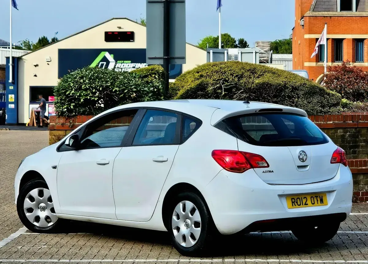 Used Vauxhall Astra 2012 White Hatchback