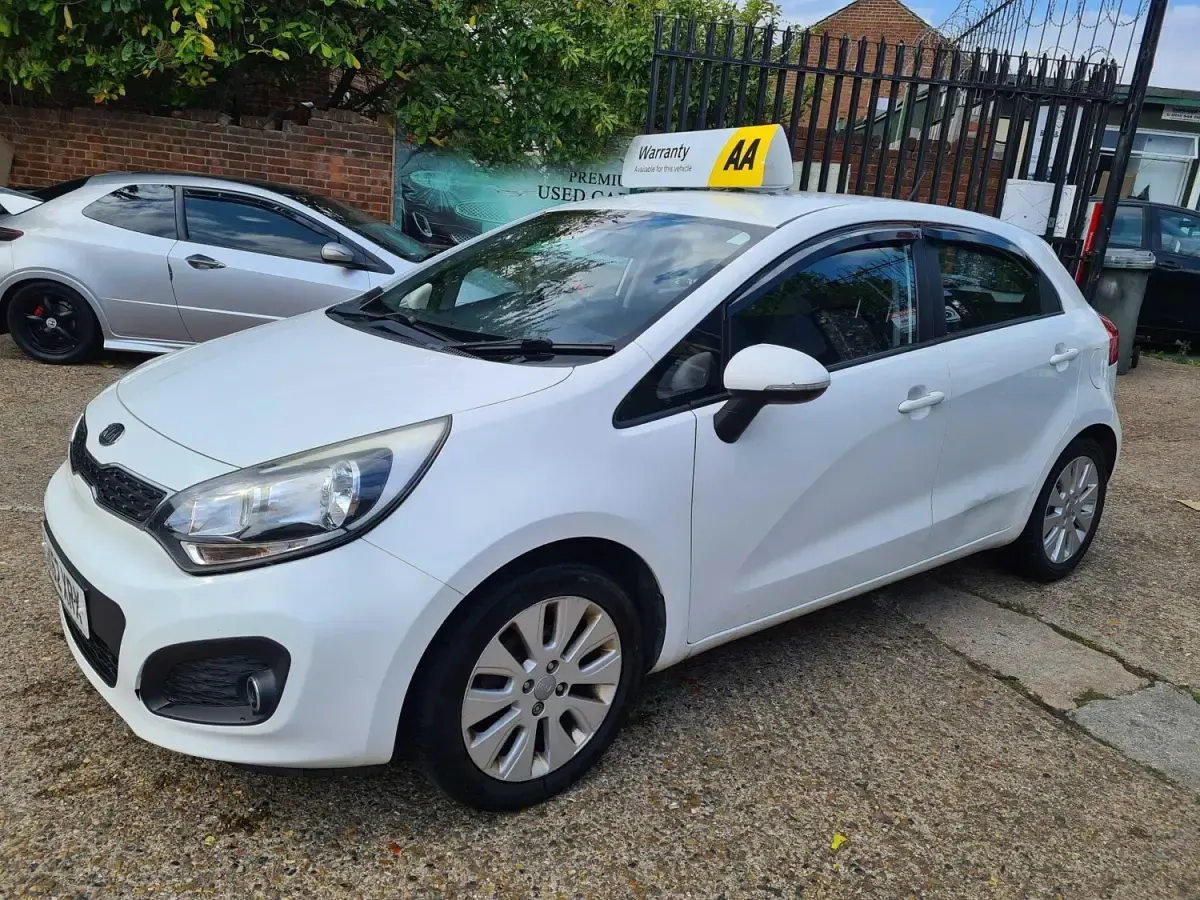 Używany Kia Rio 75 KM (55 kW) 2012 Biały Hatchback