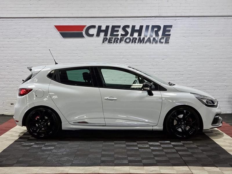 Used Renault Clio IV Trophy 220 HP (161 kW) 2015 White Hatchback