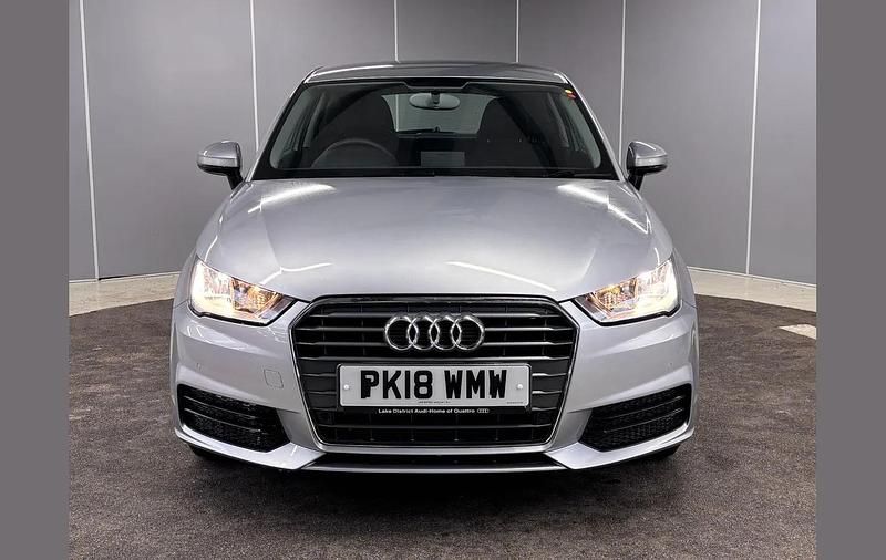 Begagnad Audi A1 Design 94 HK (69 kW) 2018 Silver Halvkombi