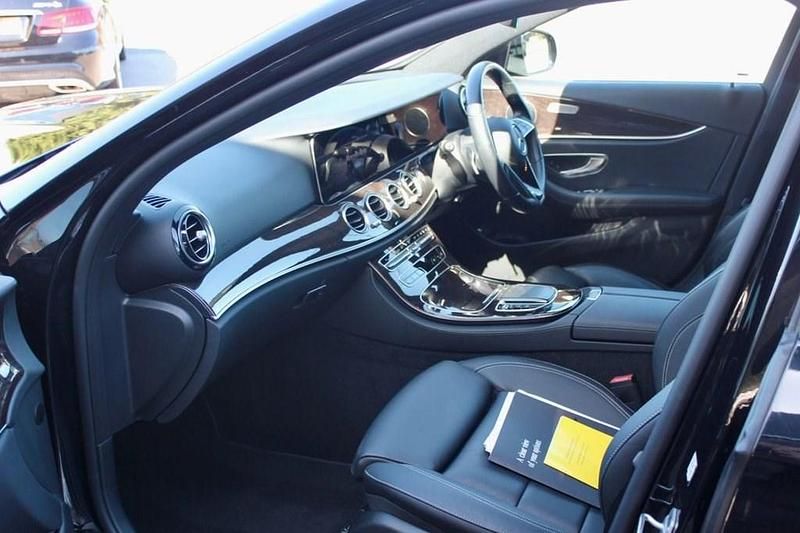 Usado Mercedes E300 AMG line 2021 Preto Carrinha