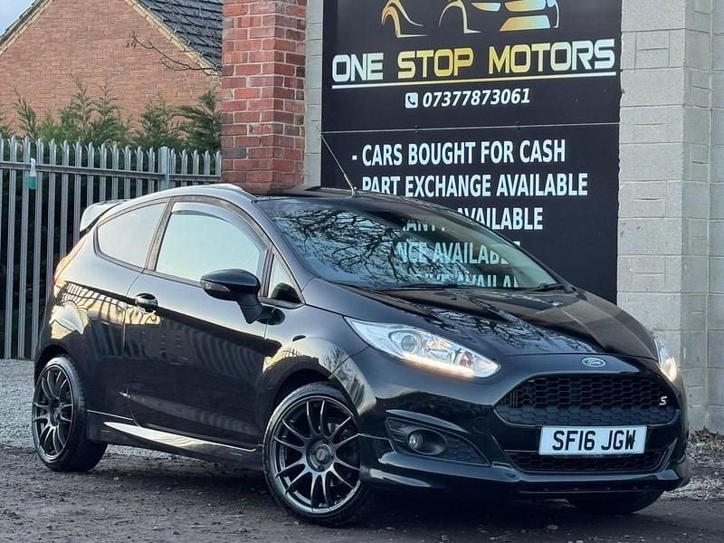 Black Used 2016 Ford Fiesta Zetec Hatchback | £3,995 (Good price) - Image 1/4