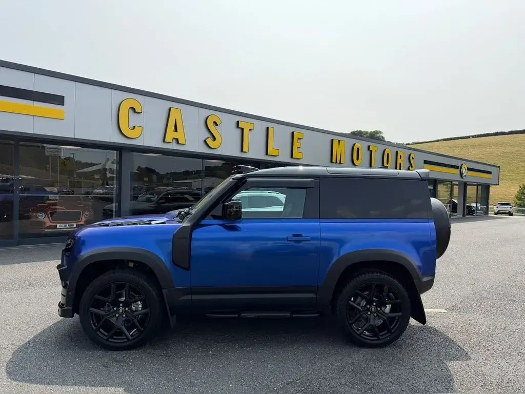 Used Land Rover Defender SE Dynamic 2024 Blue SUV