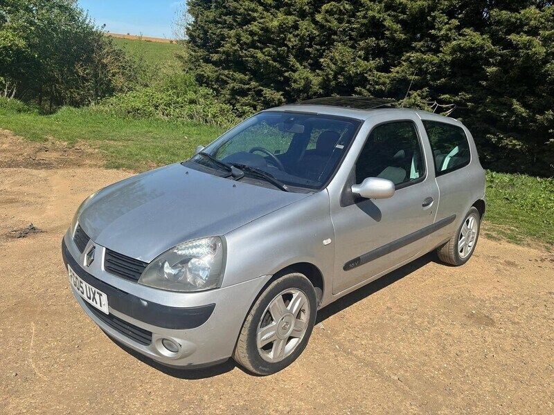 Silver Used 2005 Renault Clio II Dynamique Hatchback | £1,695 (Good price) - Image 1/4