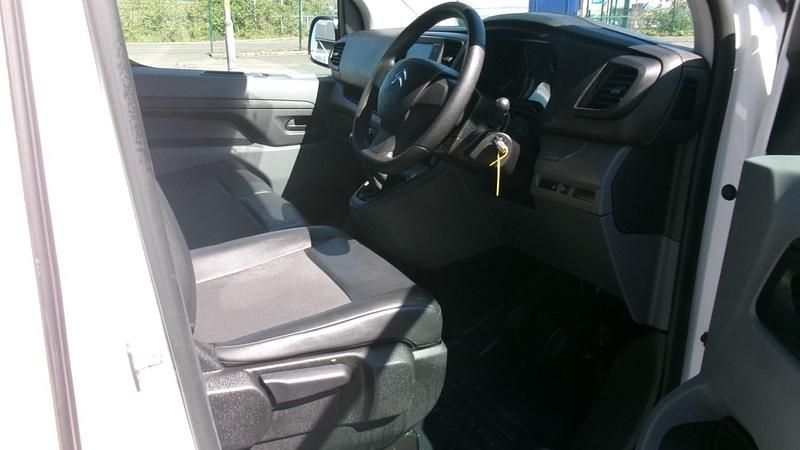 Używany Citroën Dispatch 2022 Biały Minivan